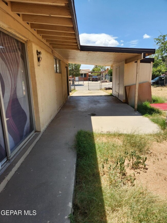 Building Photo - 10331 Blythe Dr