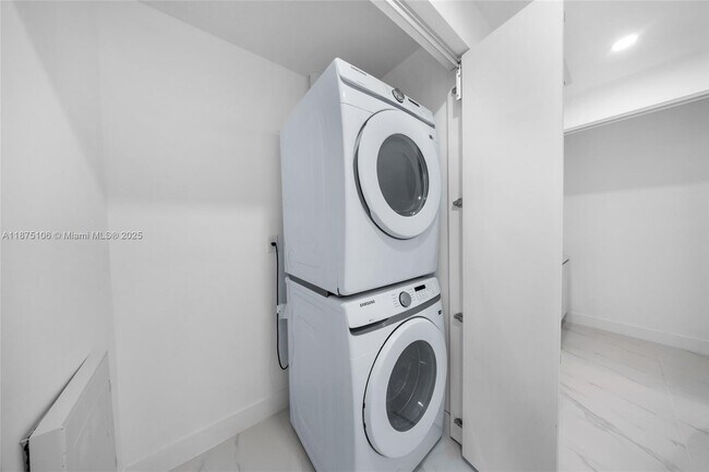 Building Photo - 700 NE 24th St