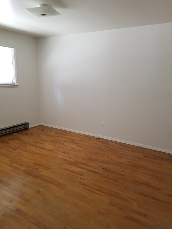 Building Photo - Occupied, do not disturb tenants. 2br duplex with carport and stackable washer/dryer included!