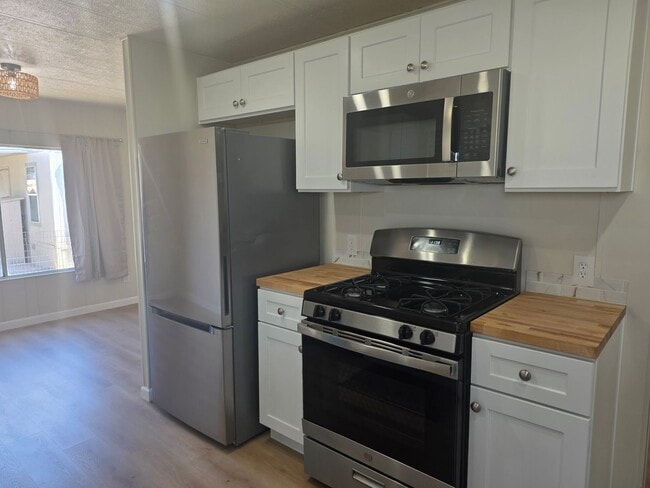 Building Photo - Fully Remodeled 2 bed/2 bath on 2 lots and Huge detached Garage!