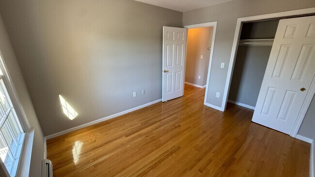 Building Photo - 2 BR with hardwood, private entrance/deck,...