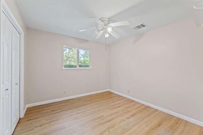 Building Photo - 6010 Oakclaire Dr