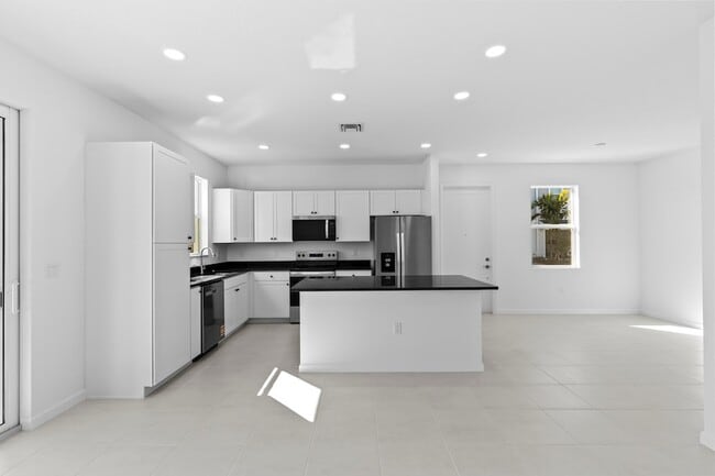 Building Photo - 4404 Longwood Lk Sq