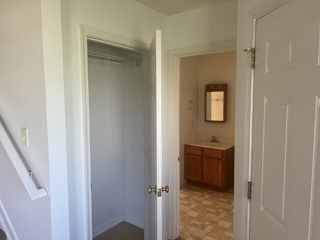 Building Photo - Charming 3-Bedroom End Unit Townhouse in B...