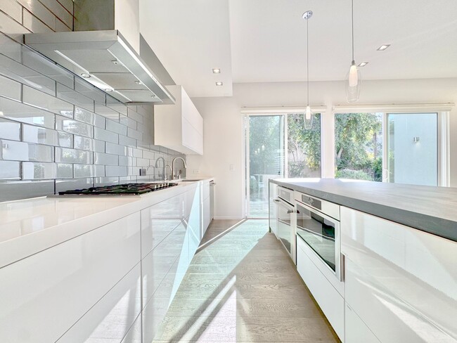 Building Photo - Beautiful Zen inspired modern 3 Bed + 3 Bath House + Garage + Private Yard