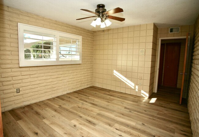 Building Photo - Mid-Century Modern 3Br 2Ba on 1/2ac with View!