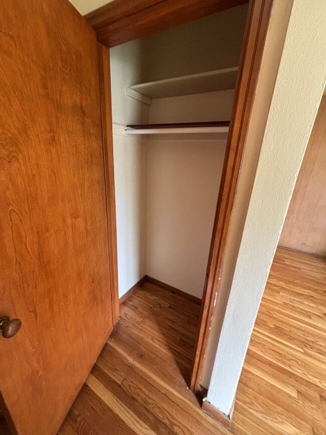 Building Photo - HUGE NICE 3BR SINGLE FAMILY HOME, PARKING,...
