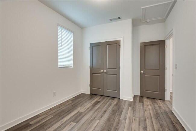 Building Photo - 513 Burton Dr