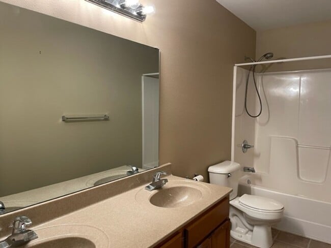 Building Photo - 4 Bedroom House Available August In Gilmor...