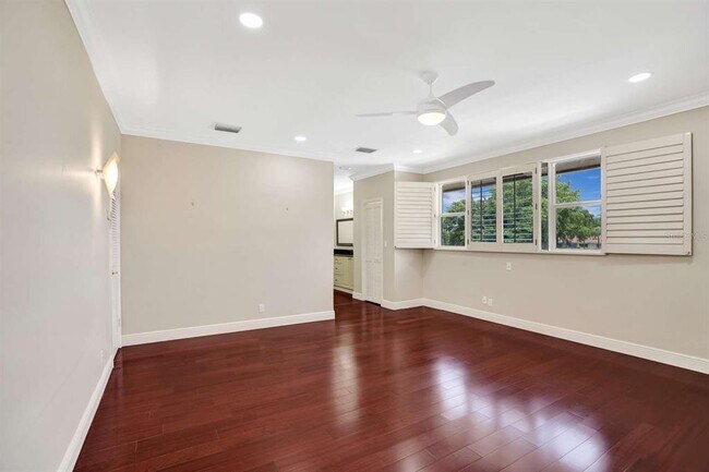 Building Photo - 2527 Lakes Dr