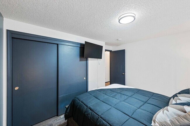 Building Photo - GORGEOUS 3 Bedroom (+BONUS ROOM!) 2 Bath Home with RV/Boat storage near beaches and shopping!