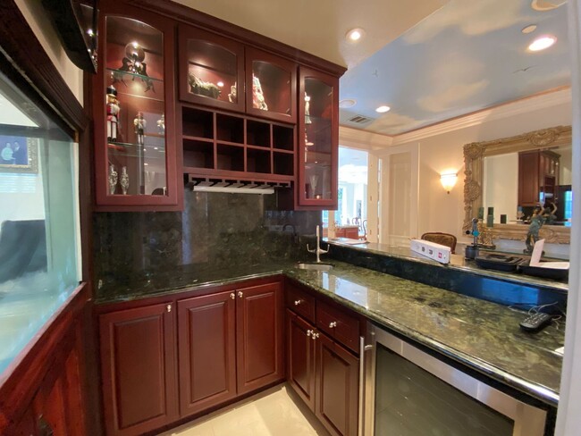 Building Photo - Gorgeous, Luxury and Furnished 3 bed 3 bat...