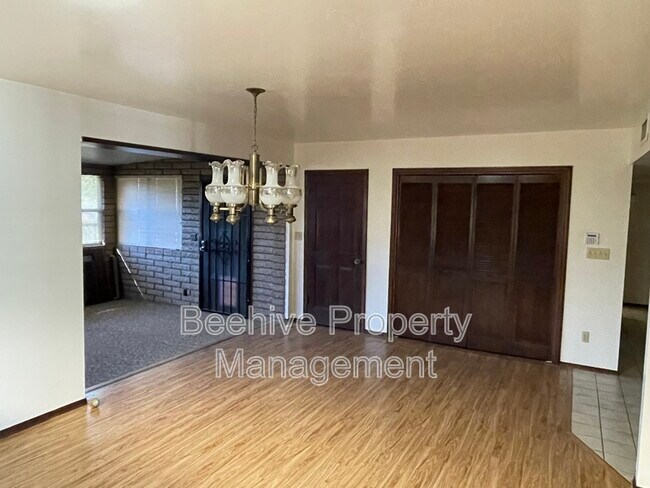 Building Photo - 1420 N Center St