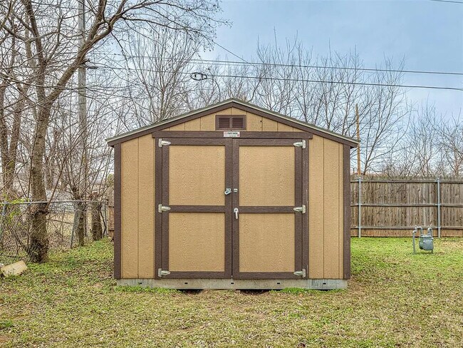 Building Photo - 1208 Jet Dr