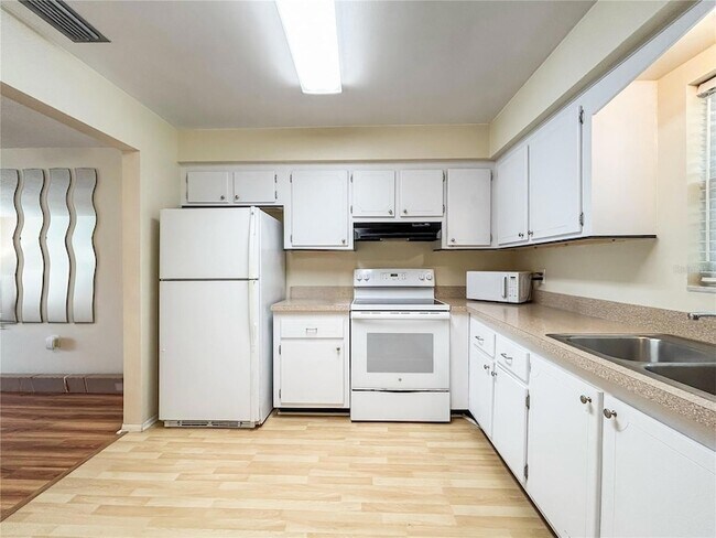 Building Photo - 1706 Belleair Forest Dr