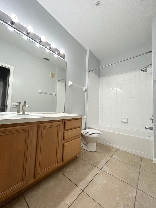 Building Photo - Spacious 2/2 Condo in Gated Orlando Commun...
