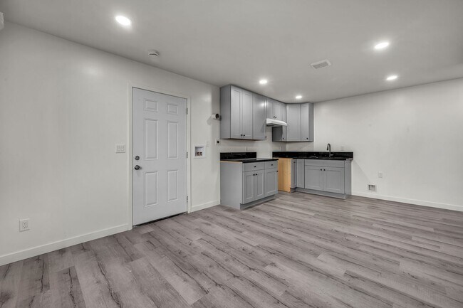 Building Photo - 5842-5840 Denver Ave