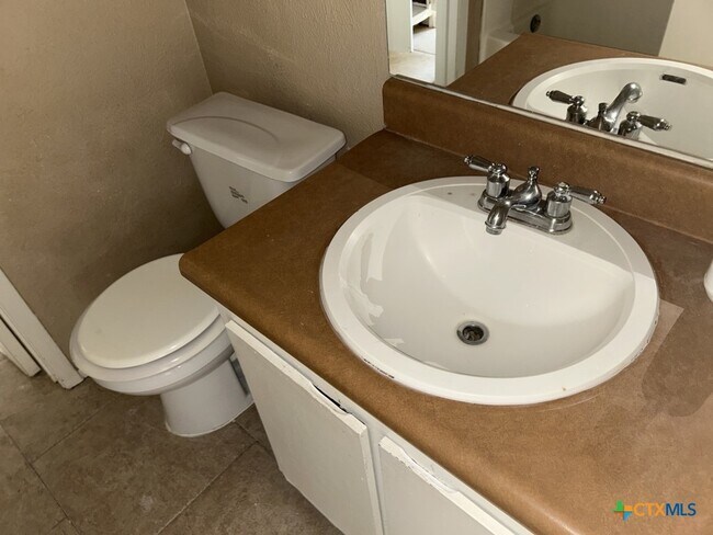 Building Photo - 2405 Shoemaker Dr