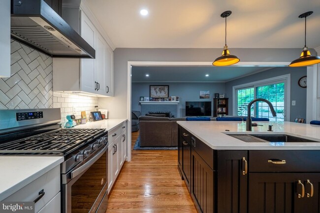 Building Photo - 2235 Abbotsford Dr