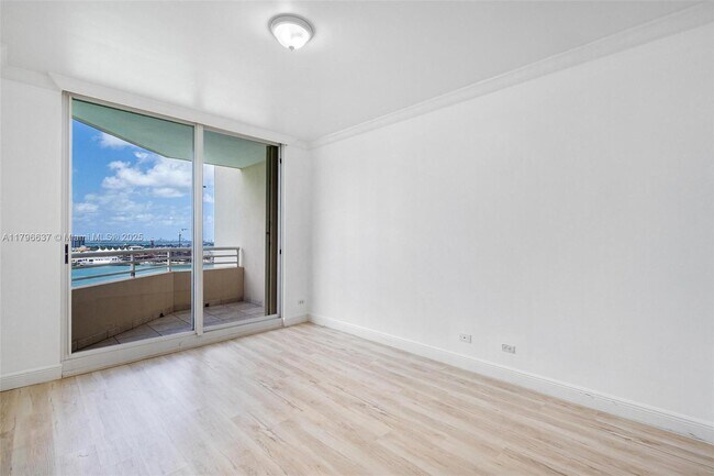 Building Photo - 888 Brickell Key Dr