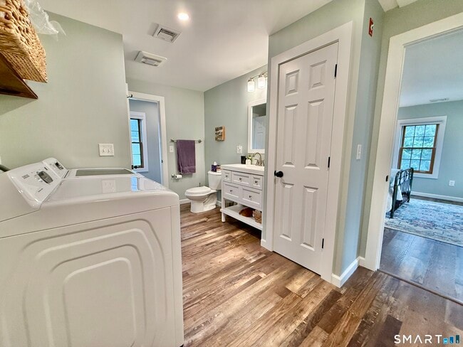 Building Photo - 4 Main St S