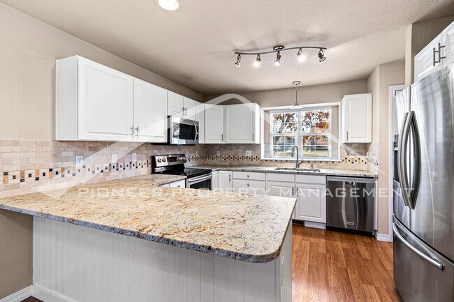 Building Photo - Spacious Townhouse with Fenced Patio and Washer/Dryer