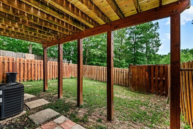 Building Photo - Charming 3-Level Townhome