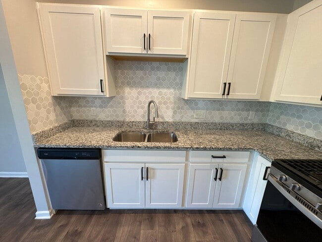 Building Photo - Enjoy Modern Living in This Stylish Woodbridge Glen Townhome!