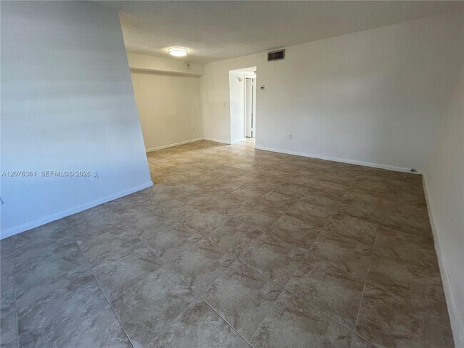Building Photo - 7620 Carlyle Ave