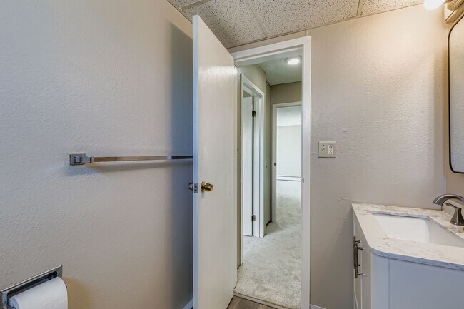 Building Photo - Sunny 6th-Floor Condo at Penn Towers – Rig...