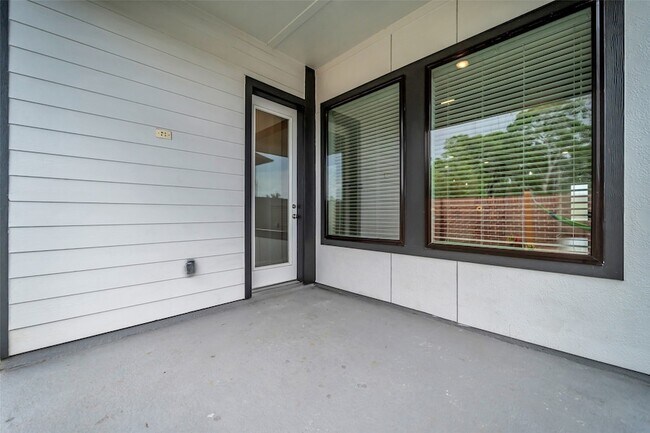 Building Photo - 1535 Park Path Dr