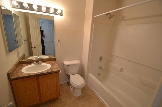 Building Photo - 3 Bed 2.5 Bath Townhome With AC Available ...