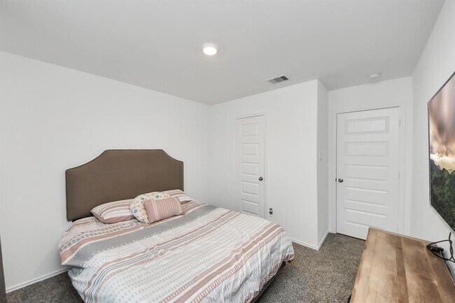 Building Photo - 1302 Redbud Ln
