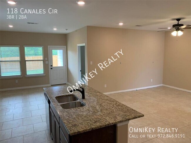 Building Photo - 118 Canales Cir