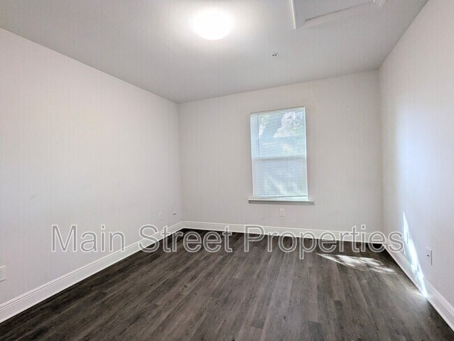 Building Photo - 313 N Navy Blvd