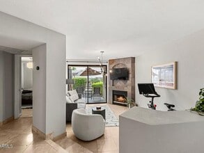 Building Photo - Spacious 1bdrm  light and bright bedroom with walk in closet