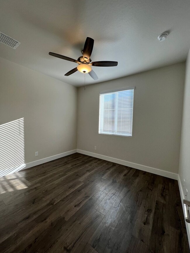 Building Photo - 3 Bedroom + Office in Highlands Ranch, Chi...