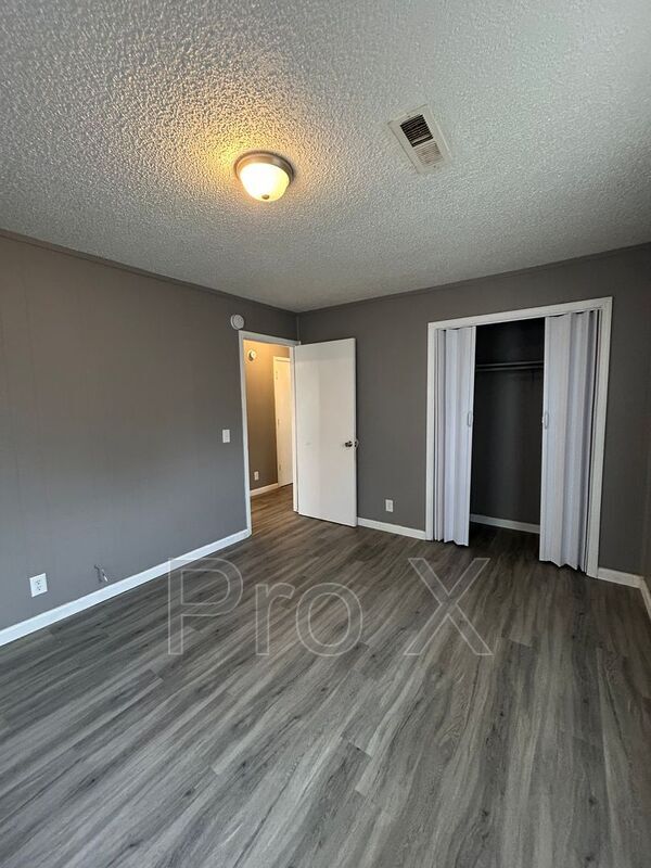 Building Photo - 409 Park St