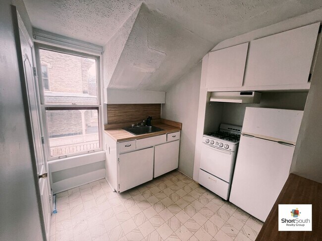 Building Photo - 235 Lafayette Ave NE