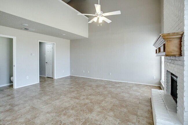Building Photo - Spacious 2/2.5/2!