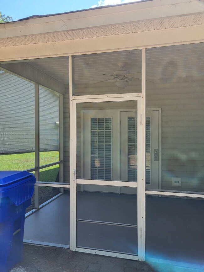 Building Photo - "Charming 2-Bedroom Townhouse on Skillmast...