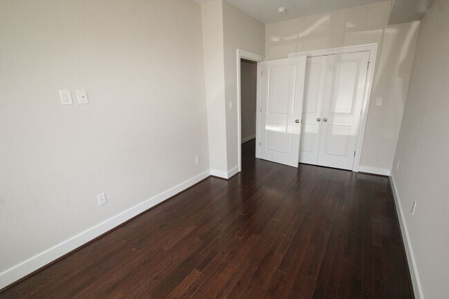 Building Photo - 1505 W Cary St