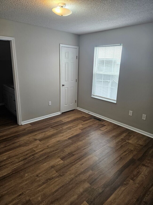 Building Photo - 1737 Moses Ave