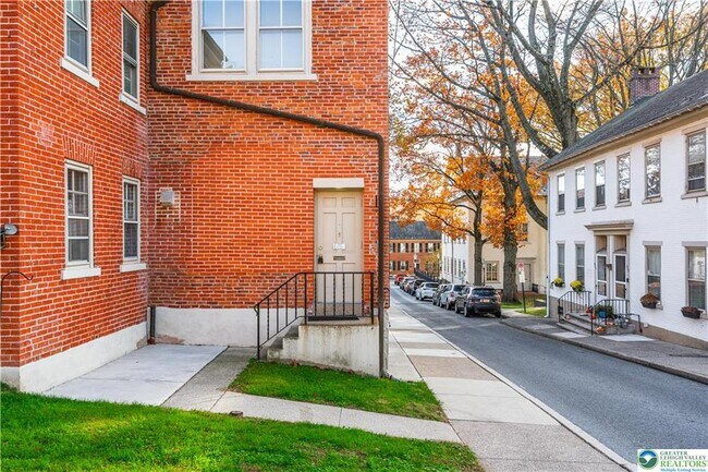 Building Photo - 426 Heckewelder Pl