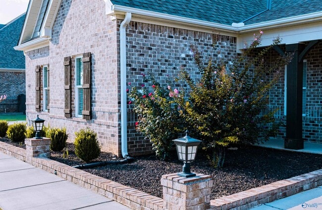 Building Photo - 102 Willow Lake Cir SW