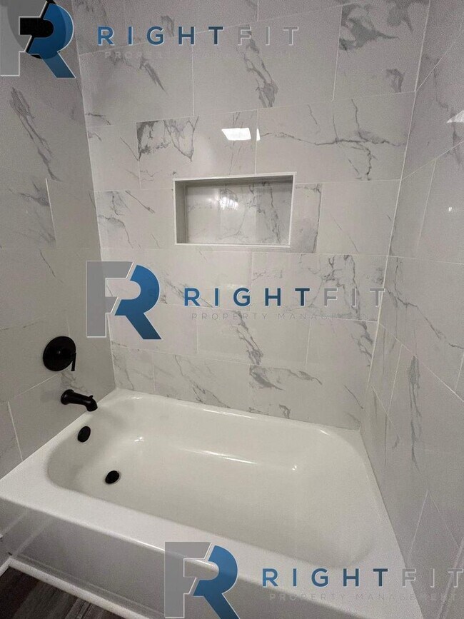 Building Photo - Newly Renovated House in Columbus