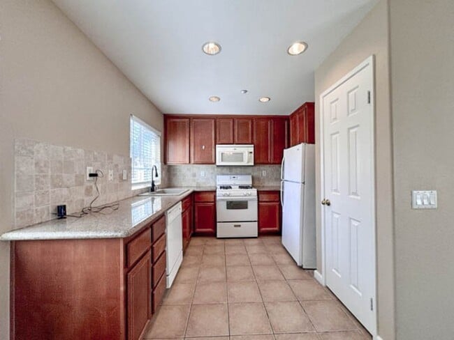Building Photo - Move-in special! Move in by 12/25 and receive $300 off the first month’s rent! 2 bedroom Condo av...