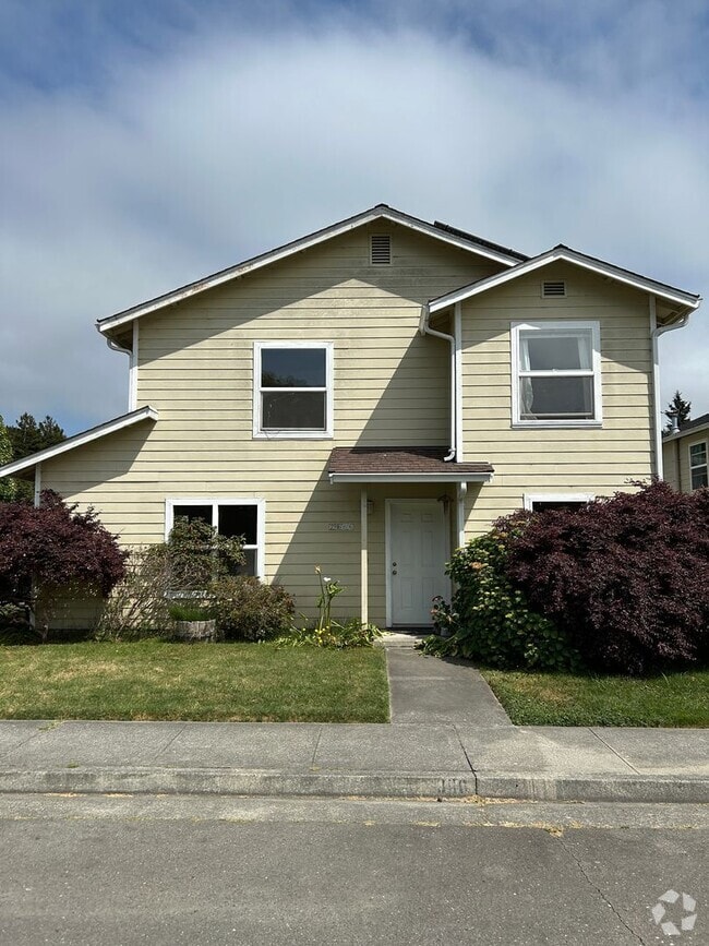 Building Photo - Pet Friendly 4 Bedroom, 2.5 Bathroom Home ...