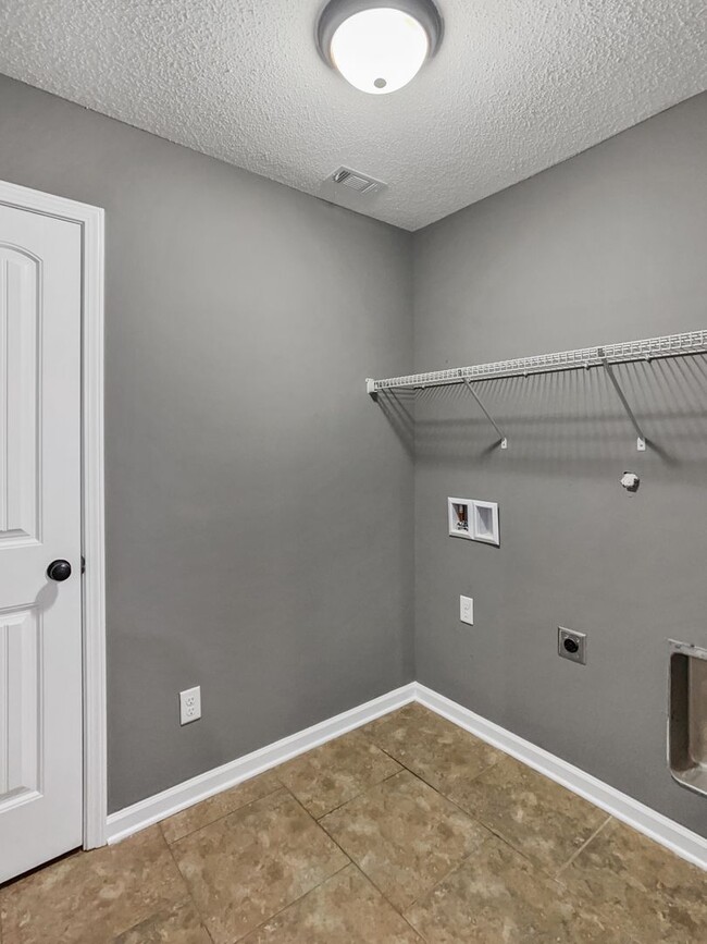 Building Photo - Available August 6th!!! Recently Updated 3...