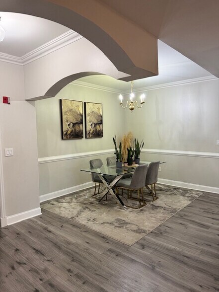 Building Photo - Room in Condo on Peachtree St NE